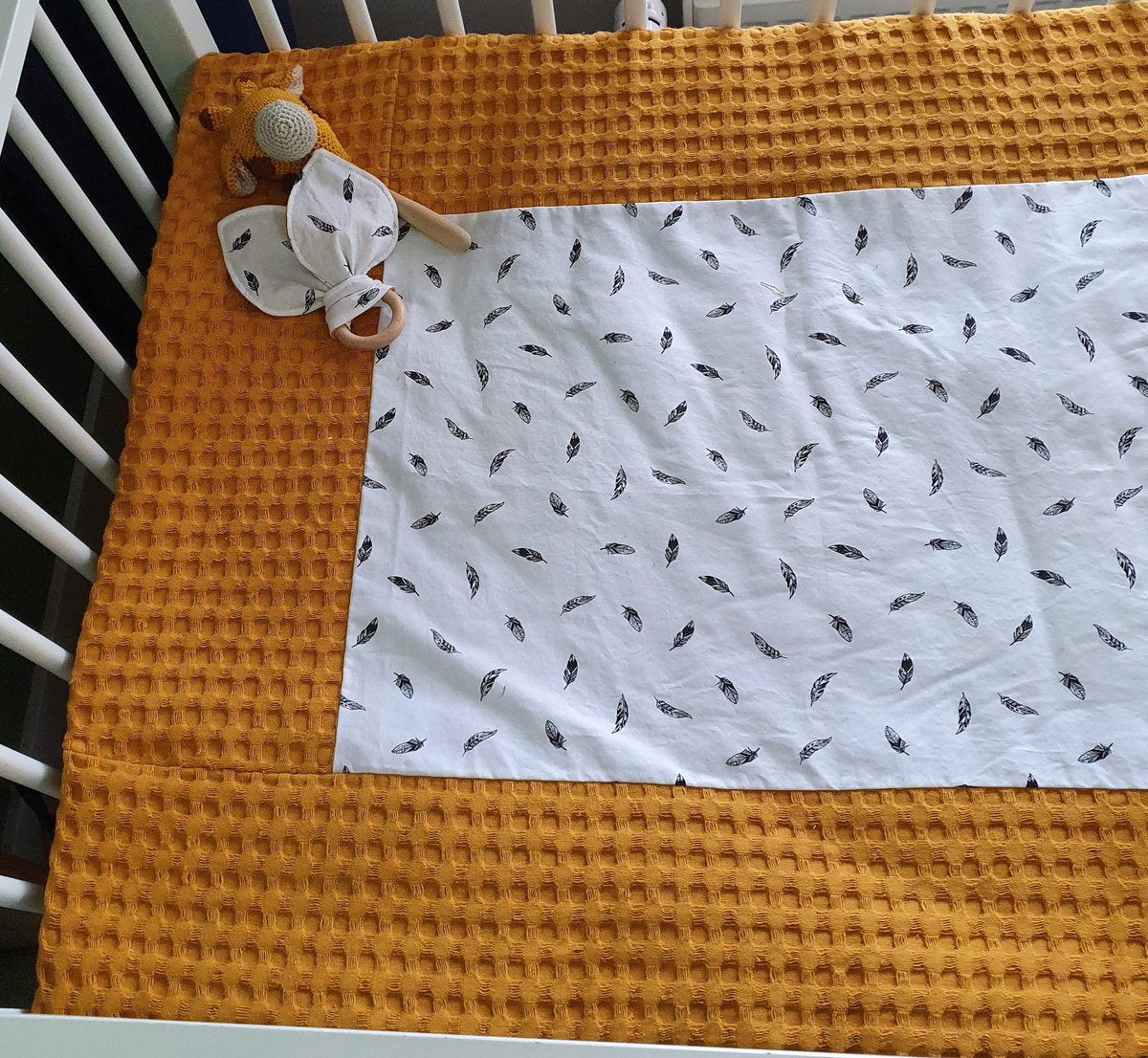 Boxkleed oker met veertjes | 75x95| RiFresh | wafelstof