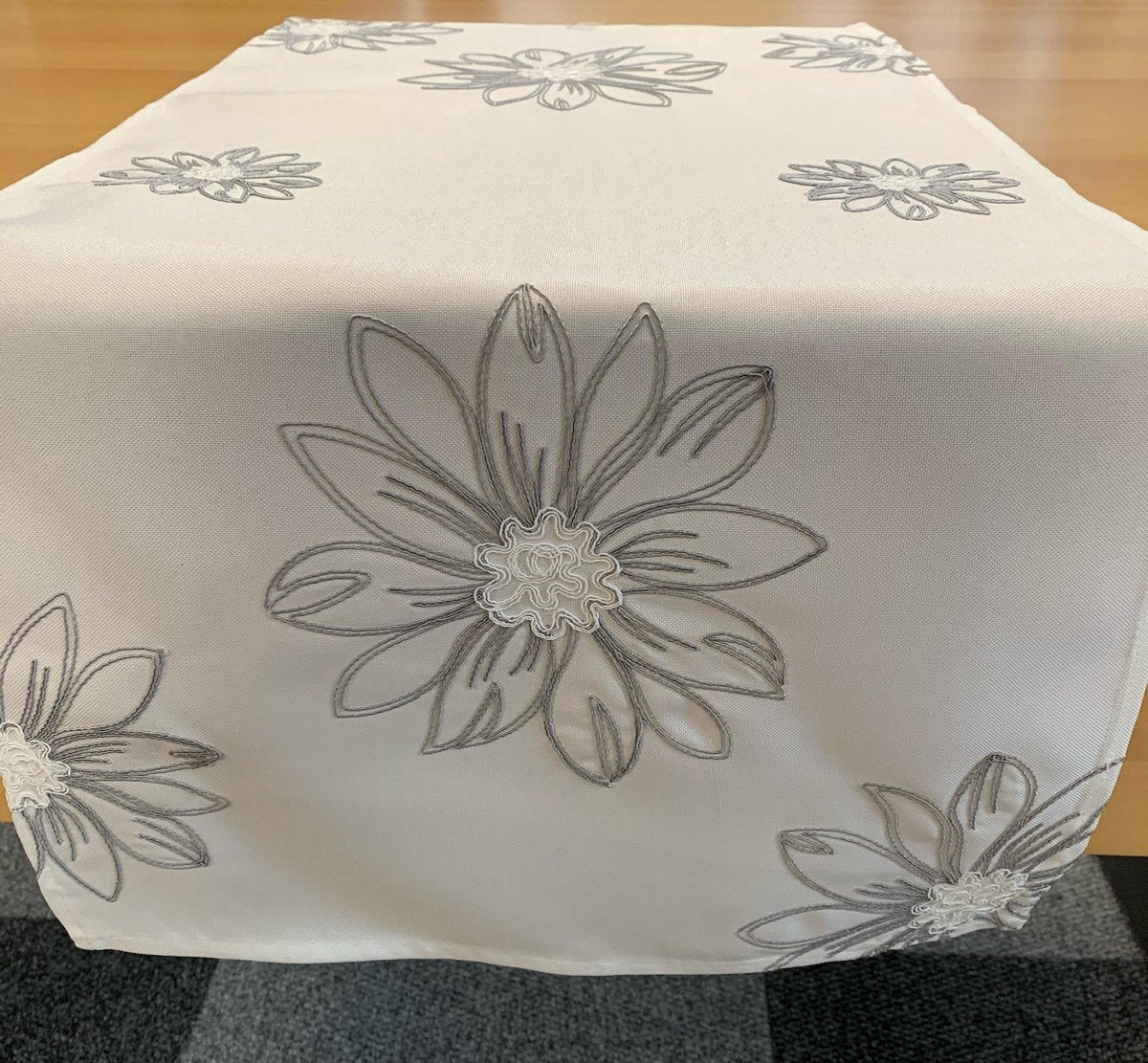 Tafelkleed serie - Linnenlook - Off-White met grijze bloemen - Loper 90 cm