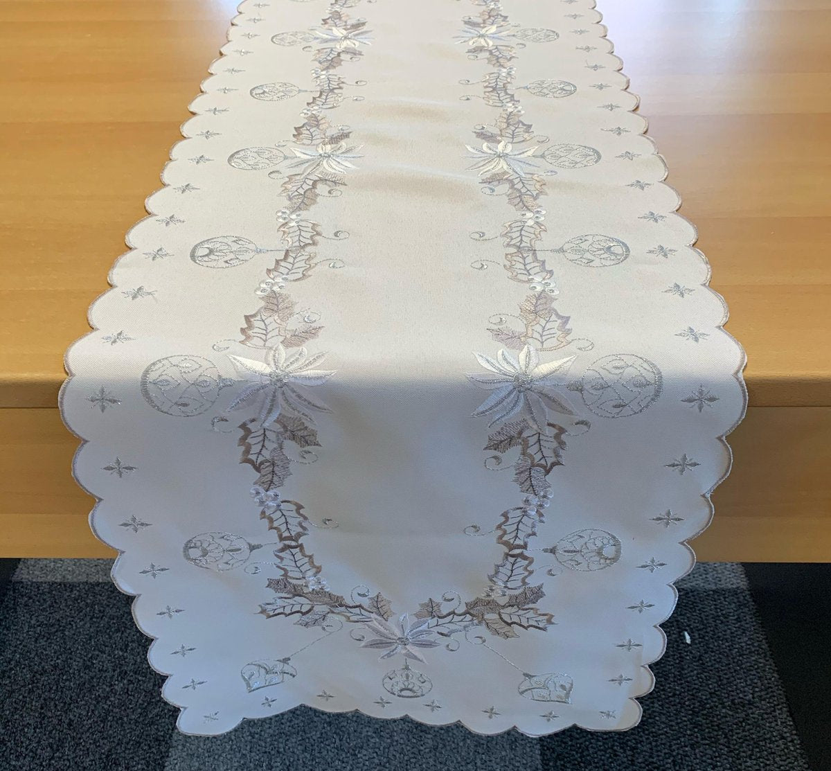 Kerstkleed - wit met zilver-beige kleur hulst en kerstballen- Loper 150 cm