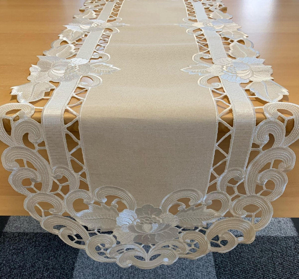 Tafelkleed serie - Linnenlook - Creme met bloem - Loper 130 cm
