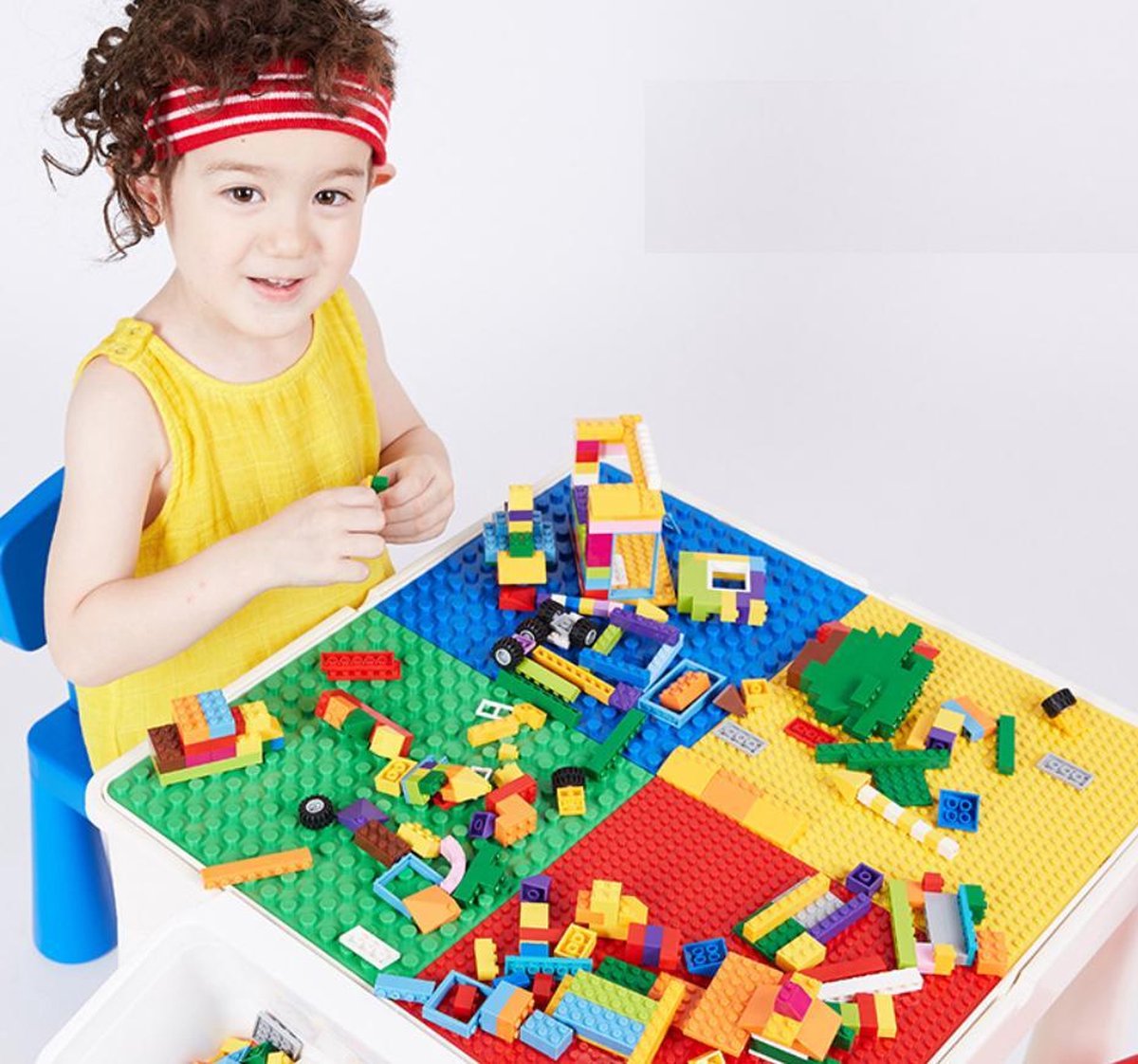 Bouwtafelset voor Kleine Lego bouwstenen - Hoogte verstelbaar - Prachtige klassieke rode en blauwe kleuren - 1 Bouwtafel + 2 Stoeltjes + 4 Bakjes - Blokkentafel  - Speeltafel Kinderen - Geschikt voor LEGO stenen (Kleine Lego bouwstenen)