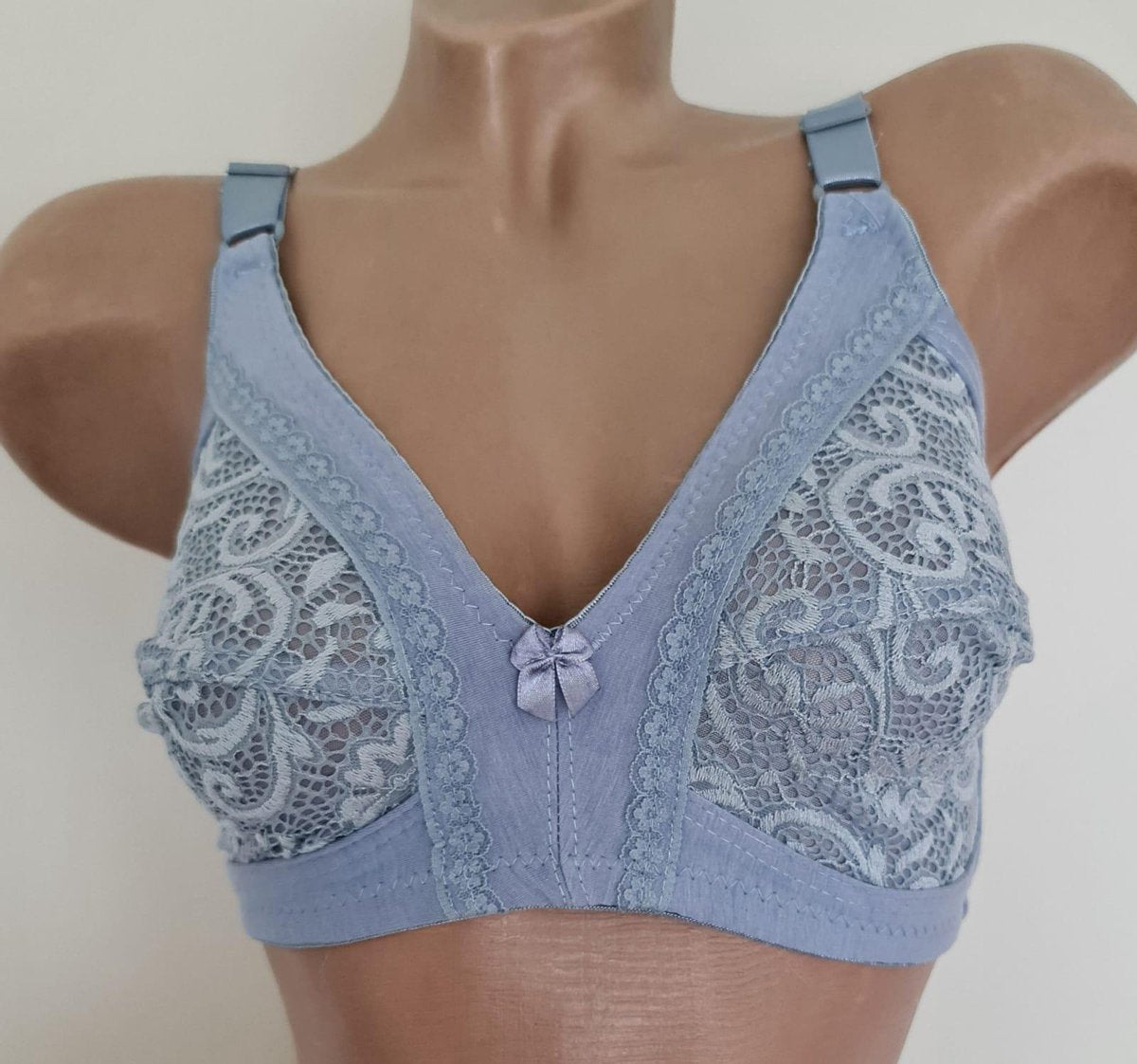 Dames beugelloze BH met kant 70C grijs