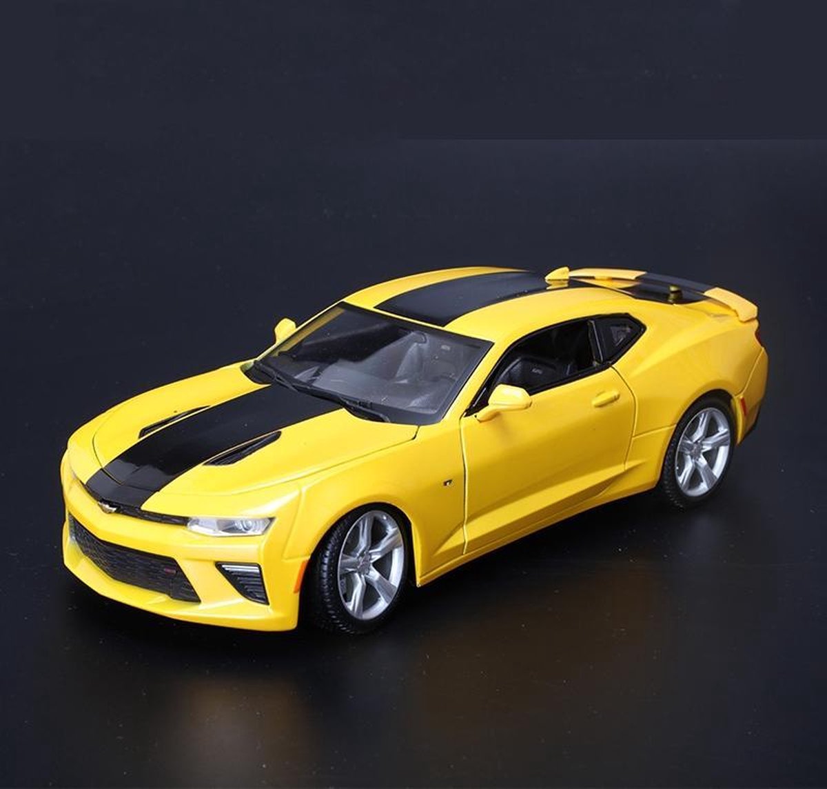 Chevrolet Camaro SS 2016 Geel / Zwart 1-18 Maisto