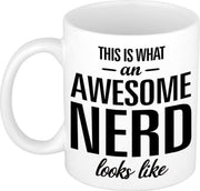 This is what an awesome nerd looks like cadeau mok / beker - 300 ml - verjaardag / geslaagd - kado mok / beker