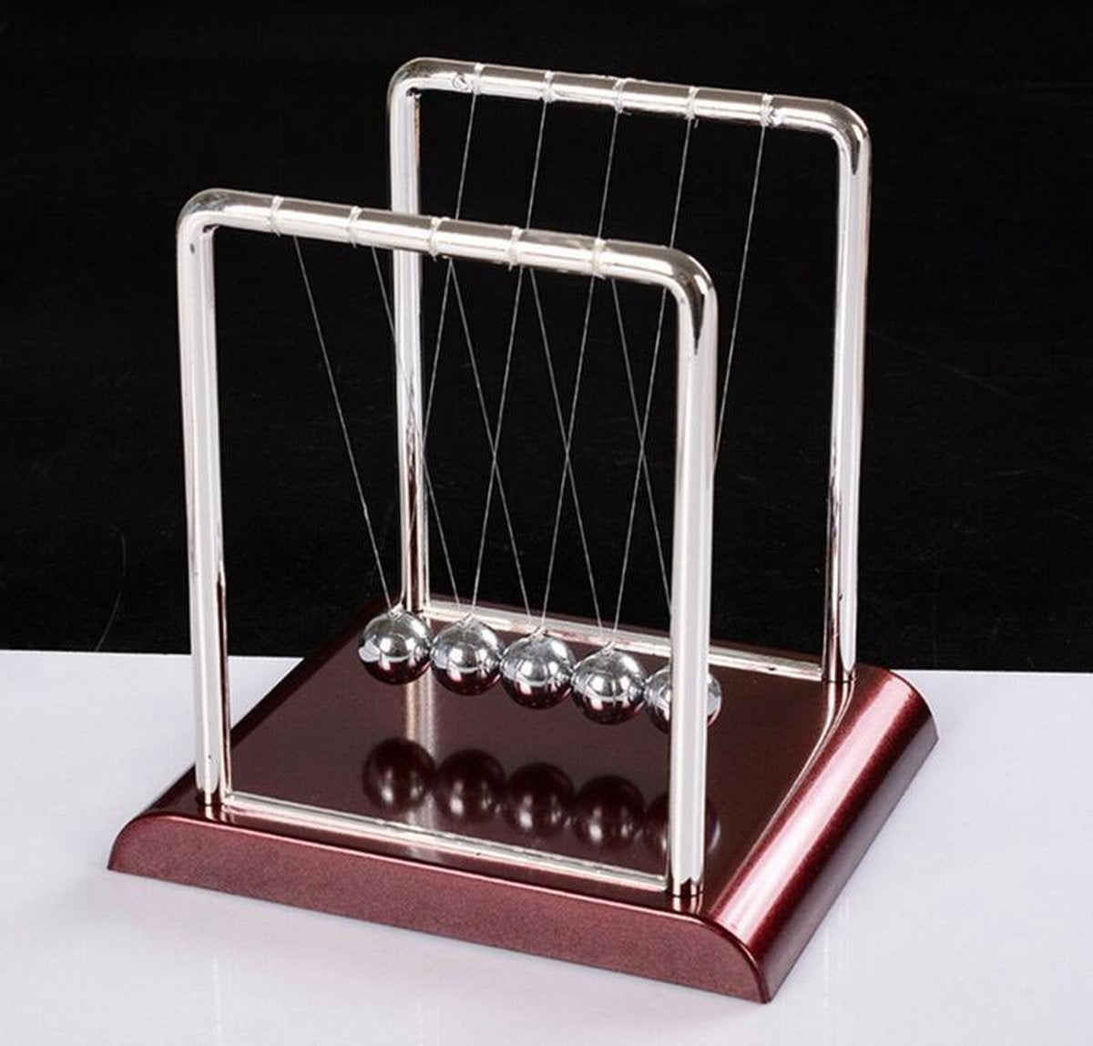 Medicca - Newton Cradle -  Newton ballen - Pendulum - Newton Pendel - Newton Ballen - Kantoor Decoratie - Bureau Decoratie