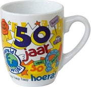 Verjaardag - Cartoon Mok - Hoera 50 jaar Man - Gevuld met een dropmix - In cadeauverpakking met gekleurd lint