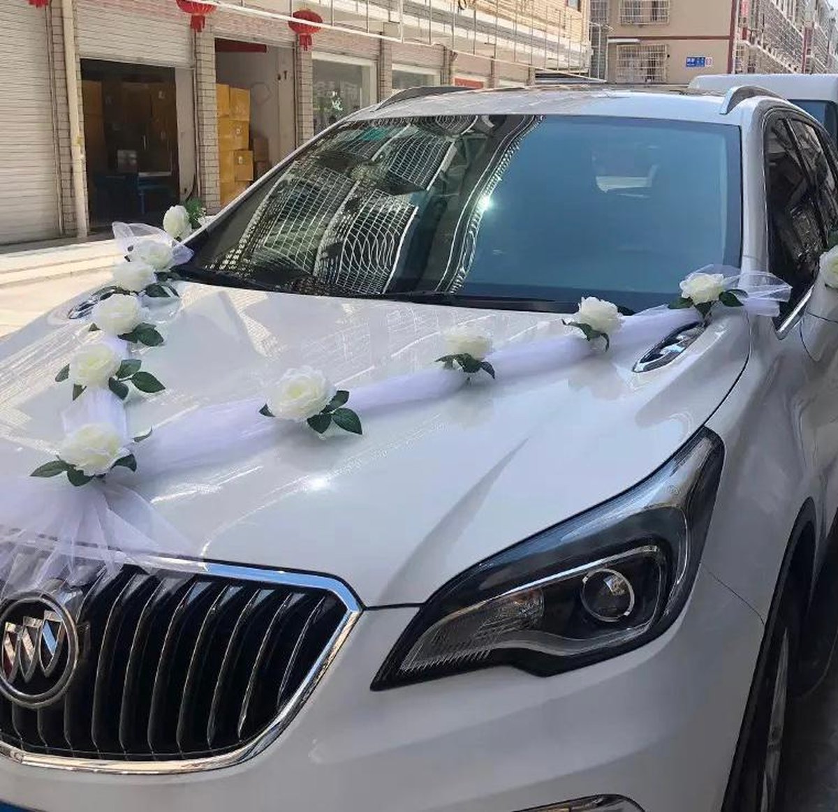 Autodeco.nl - CAMILA Auto Versiering Bruiloft - Trouwauto Decoratie Wit Lint met 9 Rozen - Autodecoratie - Witte Rozen & Tule - Motorkap Versiering - Autobloemstuk Bruiloft - Bloemen op de Auto - Bloemen op de Motorkap- Trouwerij/ Huwelijk/ Bruiloft