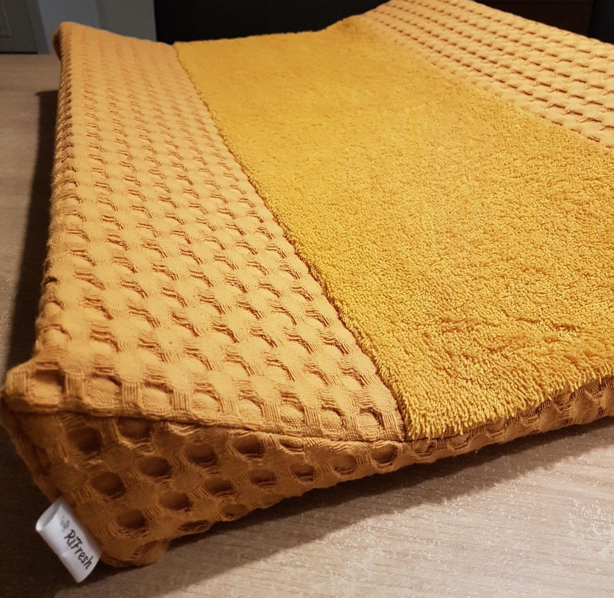 Aankleedkussenhoes - oker - wafel - badstof - handgemaakt - waskussenhoes