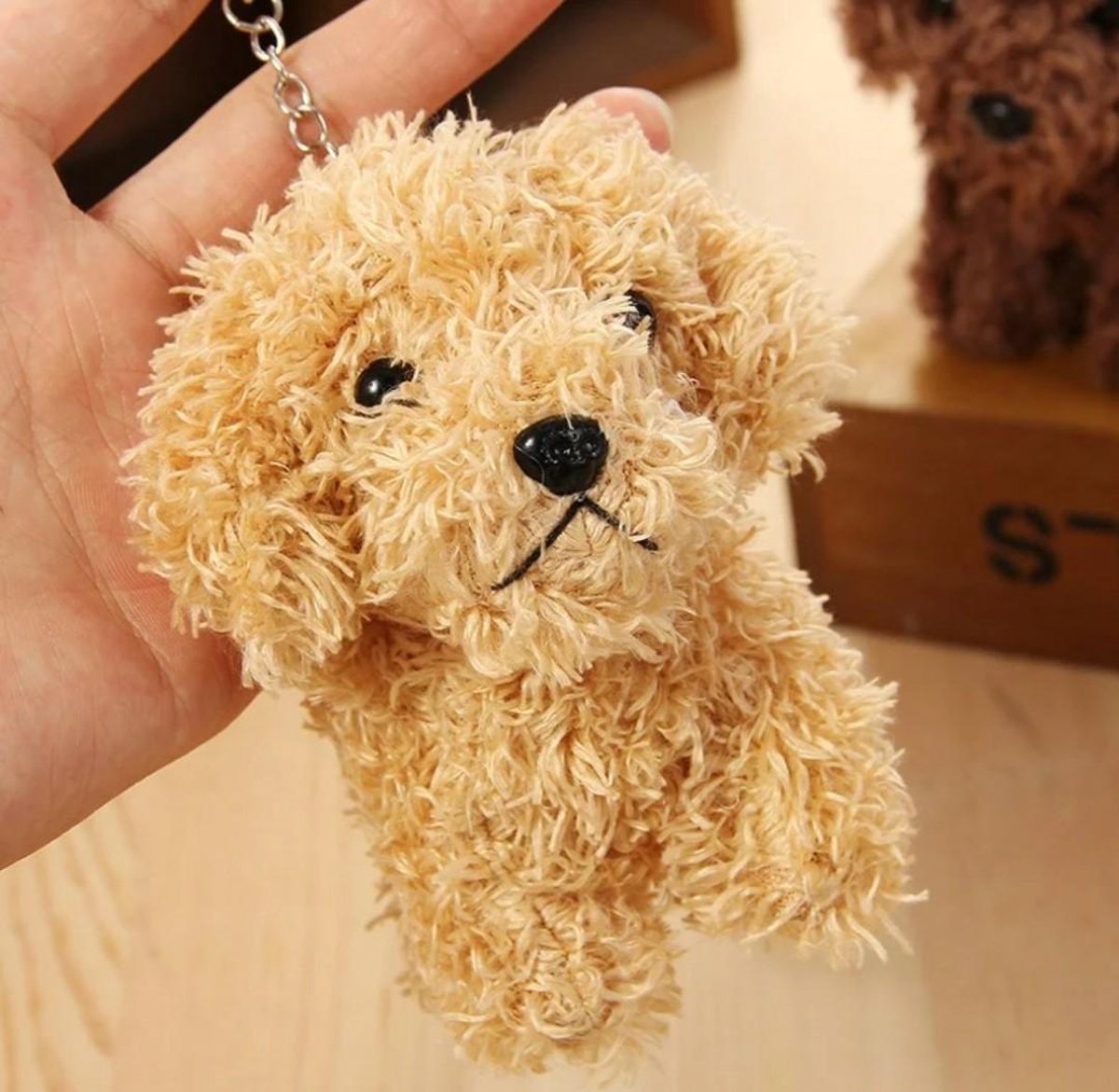 Poedel hond met hanger - kleur lichtbruin - ook leuk als cadeau - voor op je schooltas