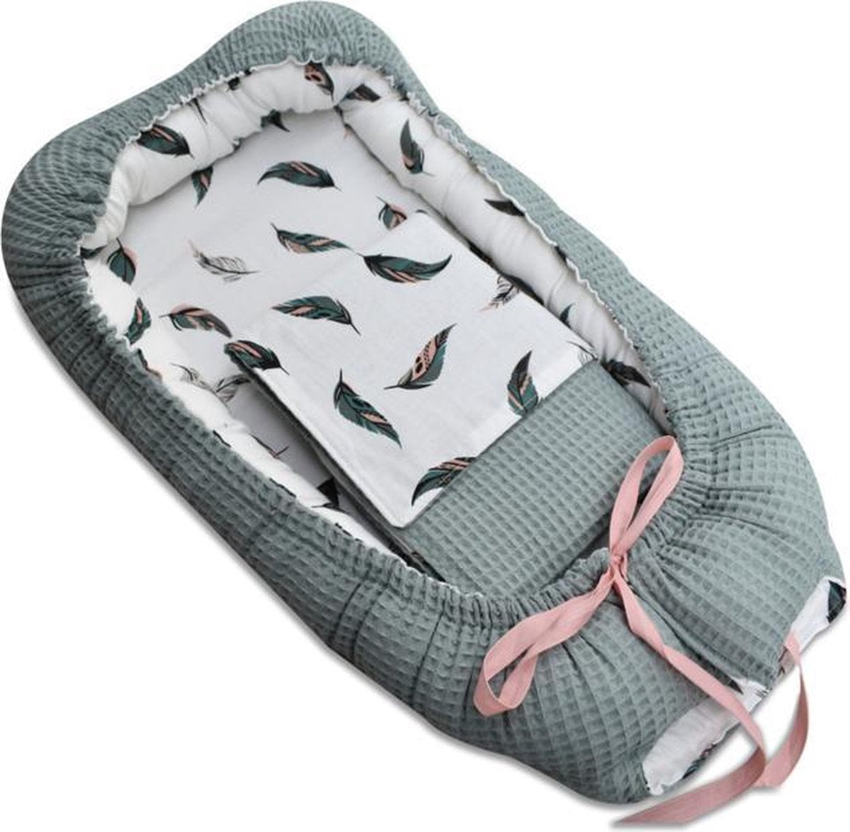 Poppennestje oudgroen pastel veren