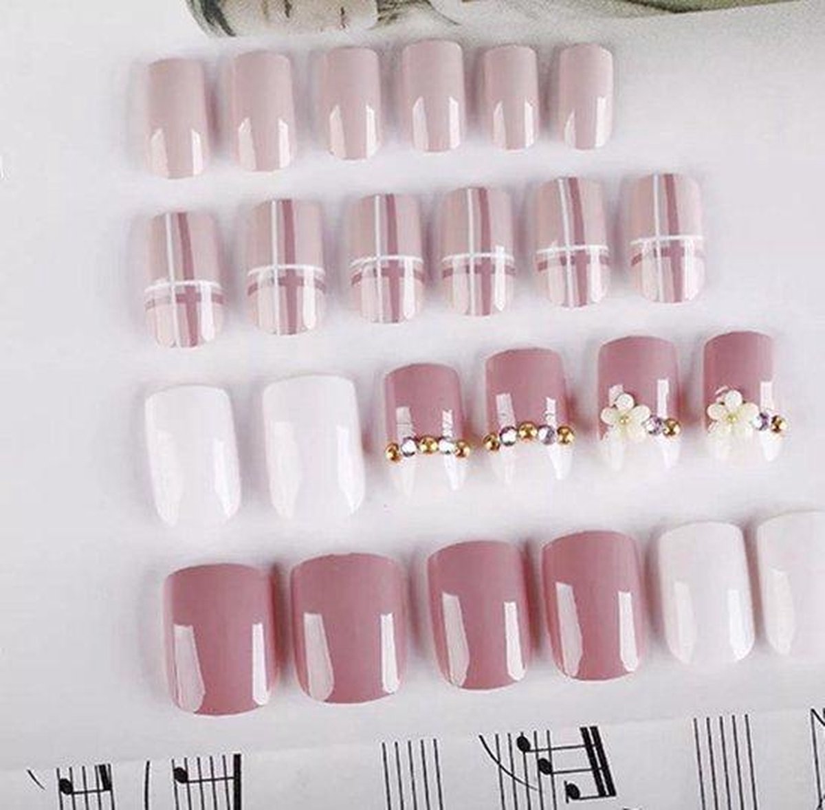 Nepnagels Taupe 24 stuks + Plakstrips | Plaknagels | Startskit Nails | Nagel Tips | Nail Art Nagel Decoratie | 24 stuks