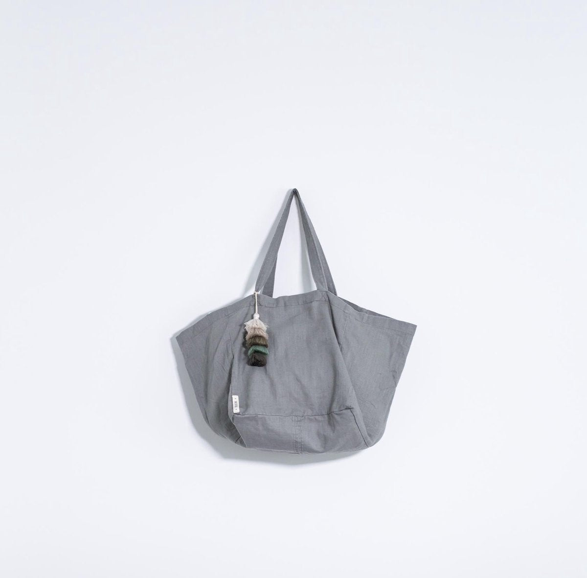 Duurzaam linnen shopper met handgemaakte tassel/ Minimalistische linnen draagtas met handvatten en zakje/grote sterke boho boodschappentas van linnen licht groen grijs kleur/ duurzame moederdagcadeaus