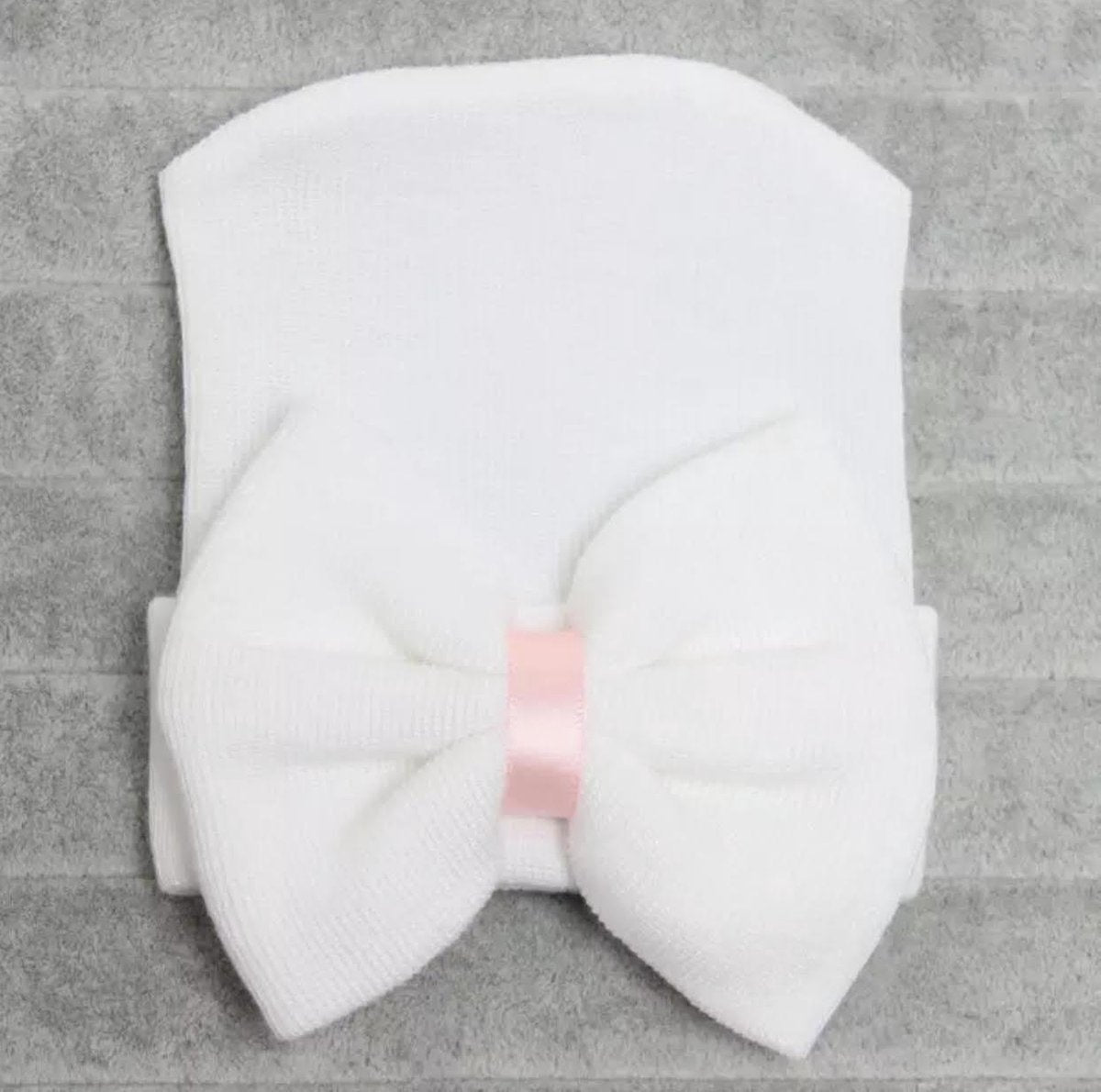 KAYA - newborn muts met strik wit