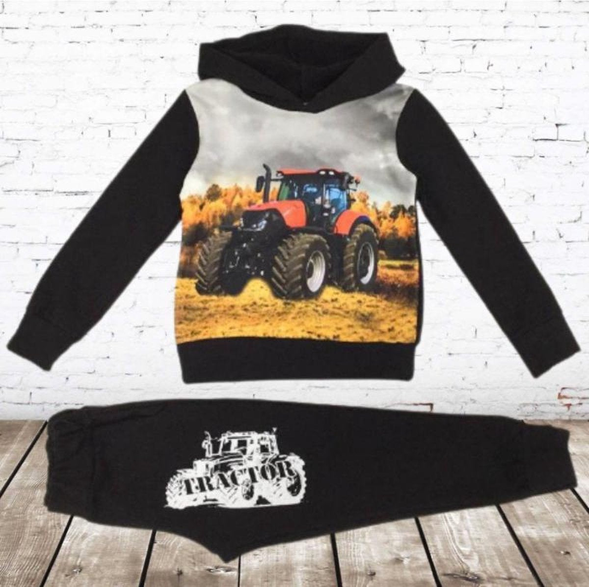 s&C Joggingpak met tractor rood - 122/128