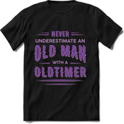 Never Underestimate An Oldtimer | Auto Liefhebber Kado T-Shirt Heren | Paars | Perfect Verjaardag Cadeau Shirt | Grappige Zinnen