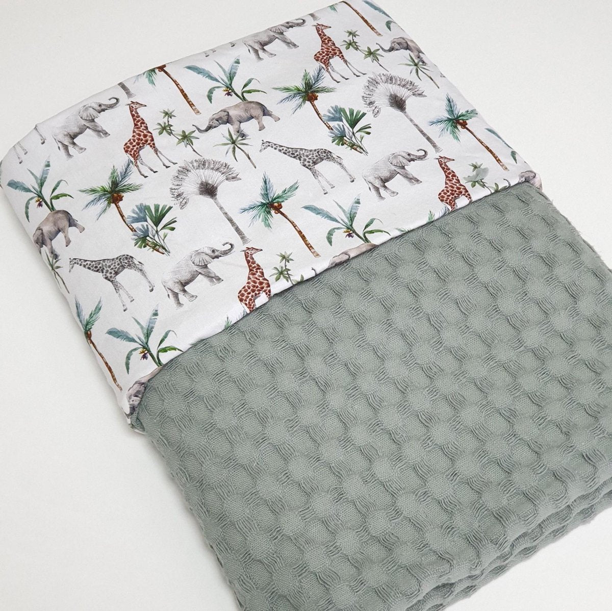 Ledikantdeken - jungle - oud groen - wafelstof - babykamer