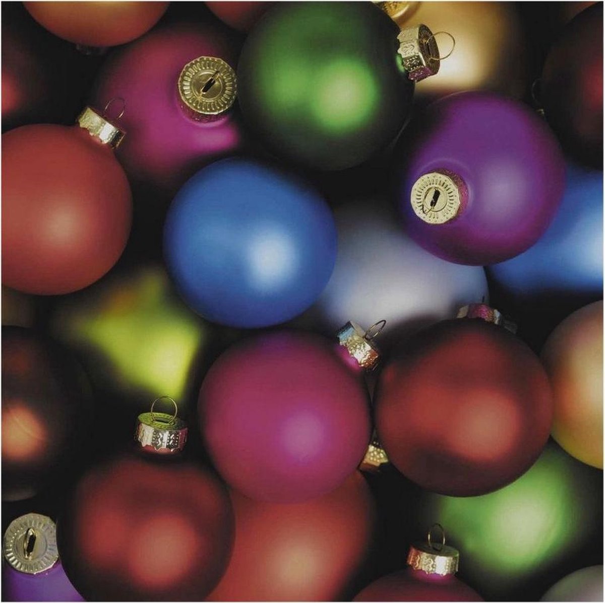 120x Kerst servetten met gekleurde kerstballen 33 x 33 cm - Kerstdiner tafeldecoratie versieringen - Papieren wegwerpservetten 3-laags