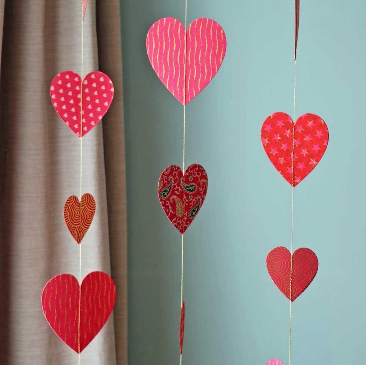 Papieren verticale slinger met rode hartjes - Corazon