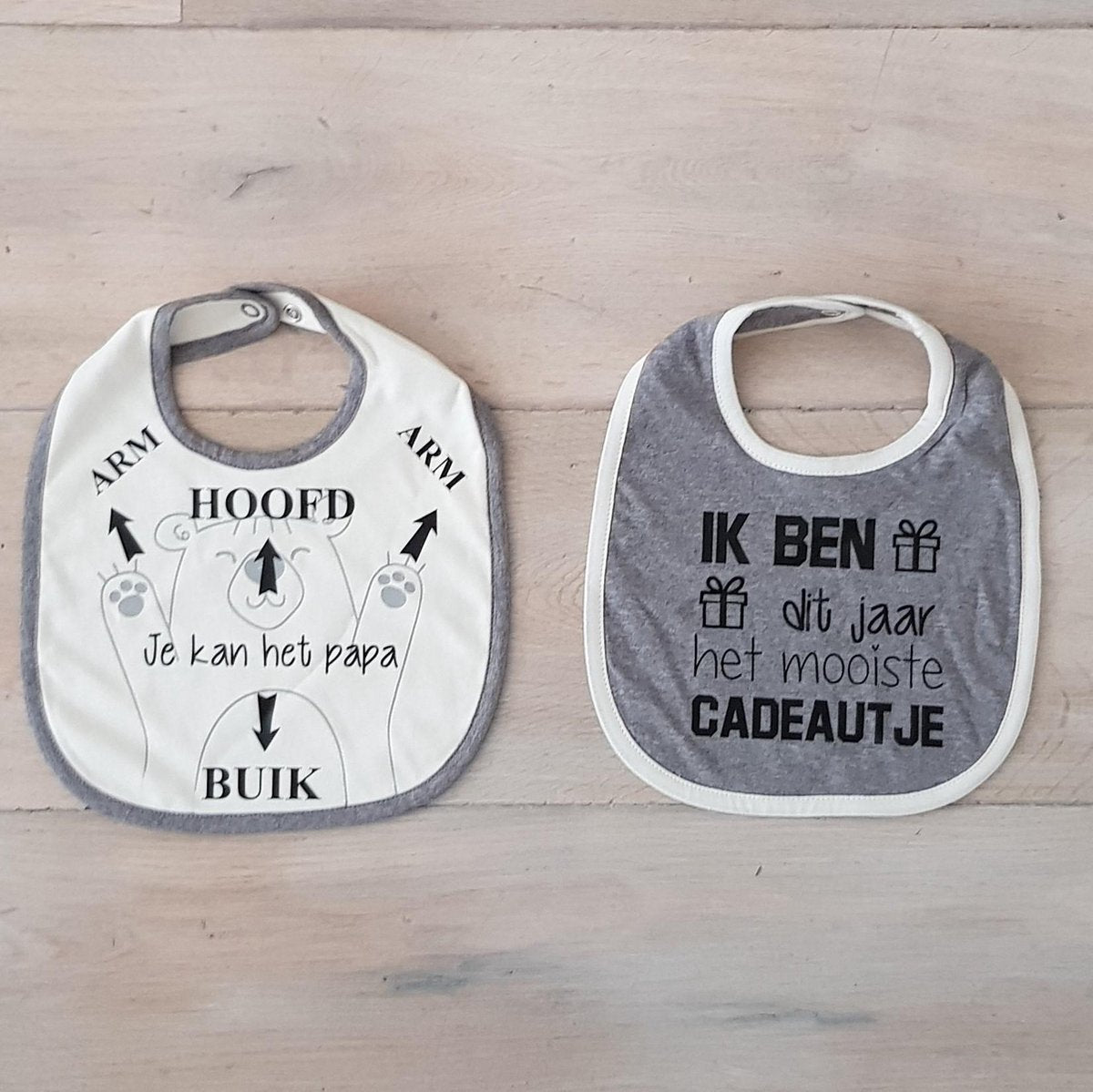 2 Babyslabbetjes Met Tektst - Grappig - Aankondiging Zwangerschap - 2 Stuks