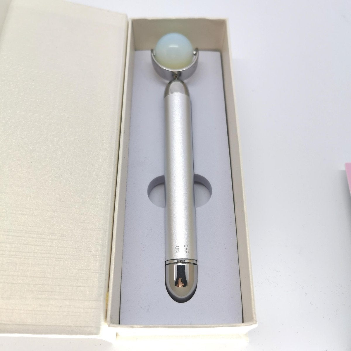 Vibrerende Jade massage roller met echte Opaal edelsteen voor de fijne lijntjes rondom je ogen en mondhoekje