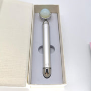 Vibrerende Jade massage roller met echte Opaal edelsteen voor de fijne lijntjes rondom je ogen en mondhoekje