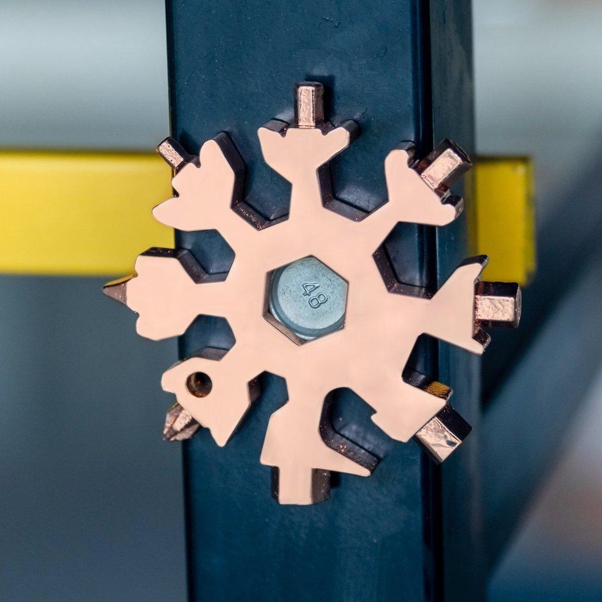 Schroevendraaier - 18 in 1 multitool - inbussleutel - mes - sleutelhanger - valentijn - valentijnsdag - cadeau voor hem - cadeau voor haar - 2021 - gereedschap - survival - snowboarden- camperen - wandelen  - vissen - rose gold -pink
