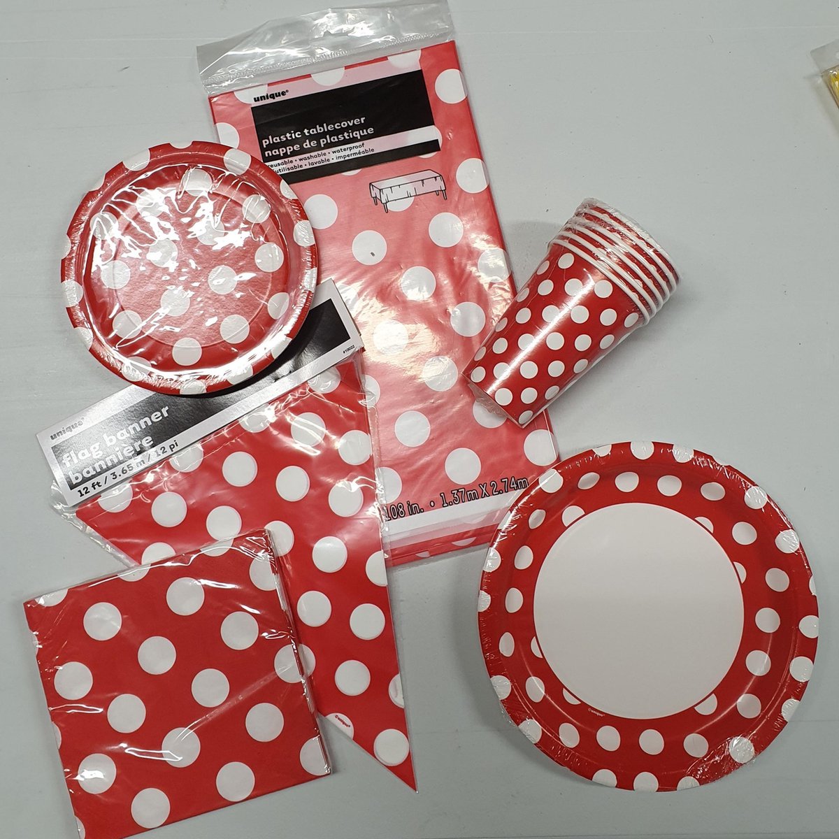 Polka dots stippen borden bekers servetten pakket rood