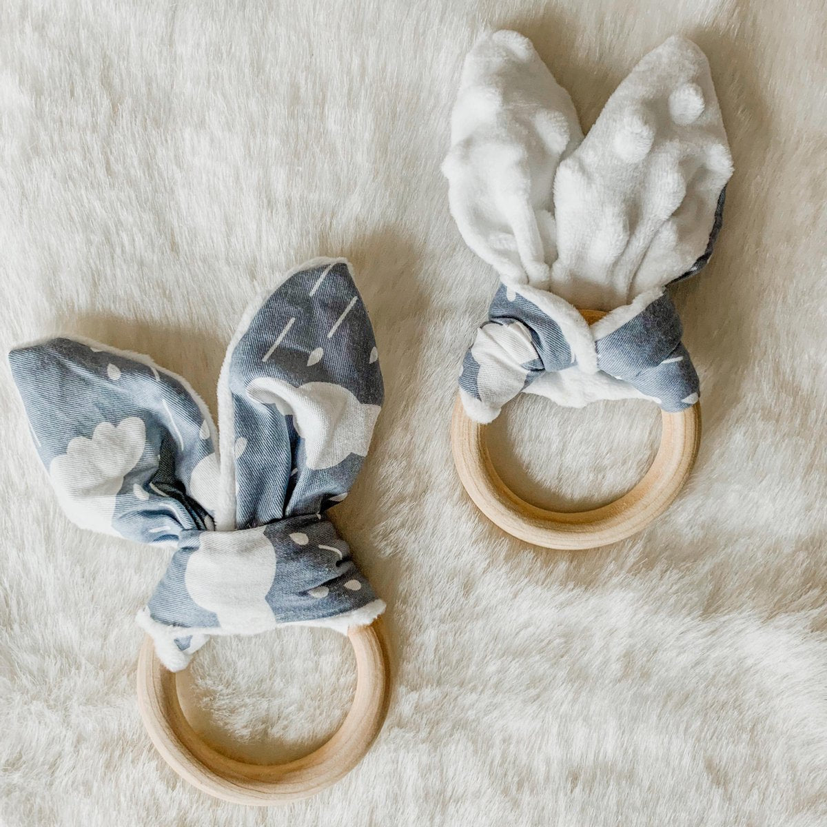 Babybeads - Bijtring konijnenoren - Grijs met witte wolkjes