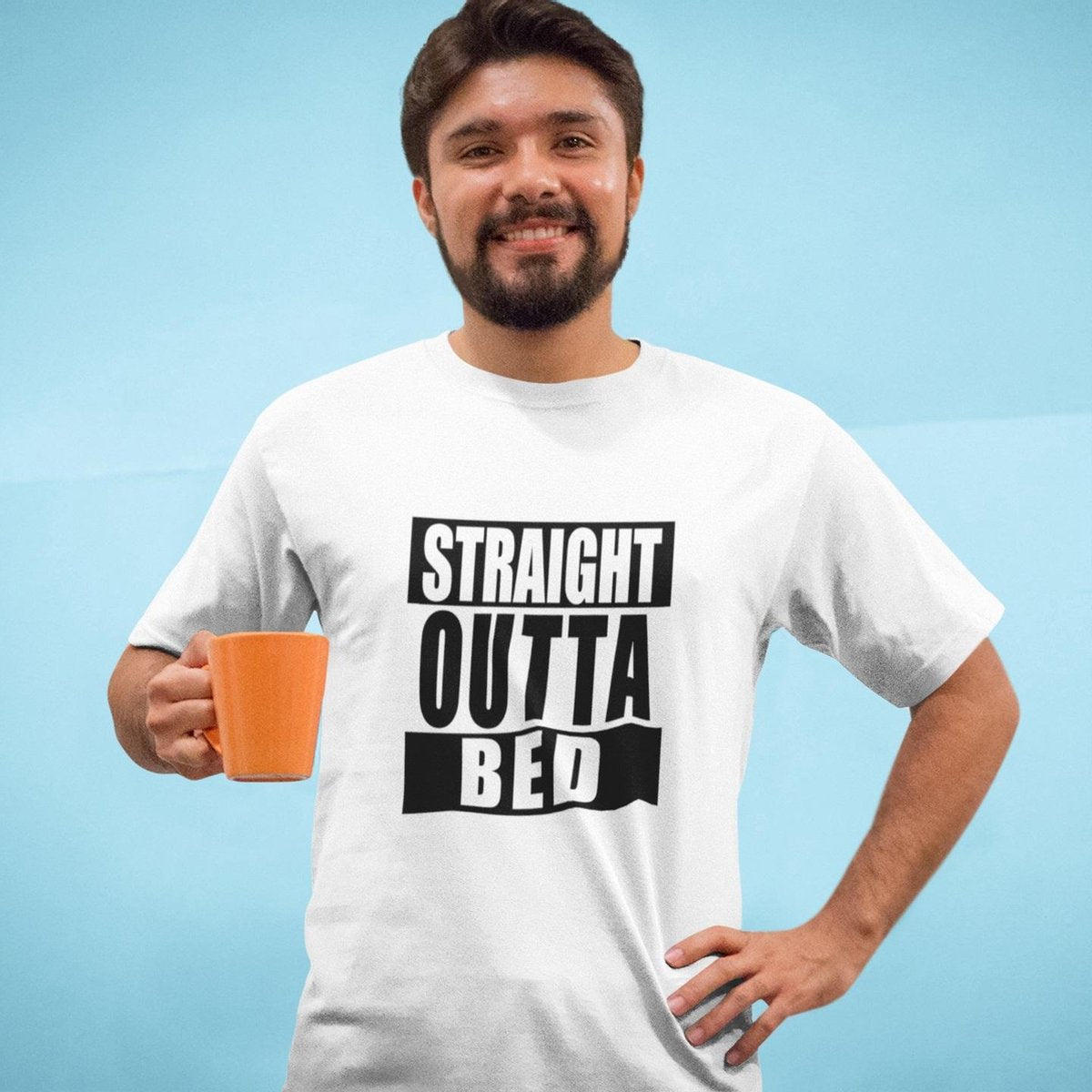 Straight Outta Bed - Grappig T-Shirt - Humor - Dad Jokes - Unisex Wit Maat M