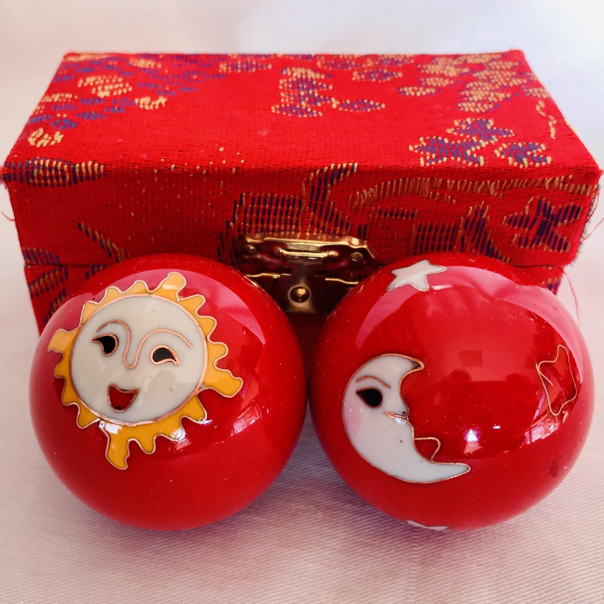 Meridiaankogels met rode zon motief 4.5cm van cloisonne (een techniek van emailleren)