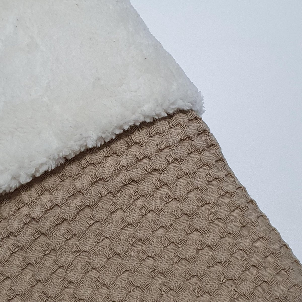 RiFresh - dekentje wandelwagen baby - zandkleur wafelstof met teddy stof