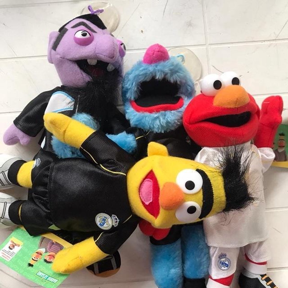 Sesamstraat knuffelset van 4 knuffels Real Madrid tenue 30 cm