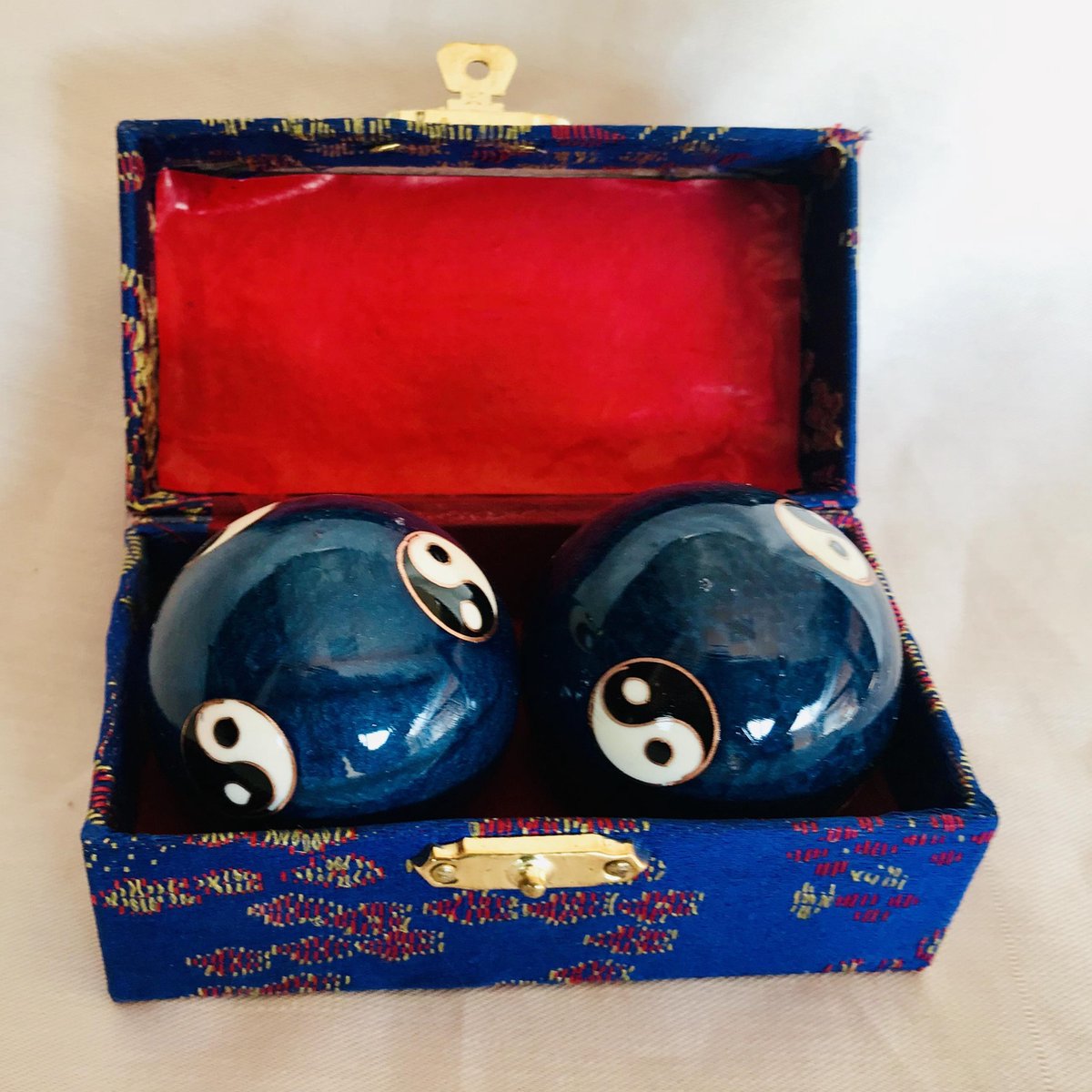 Meridiaankogels met blouwe Yin Yang  motief 4.5cm van cloisonne (een techniek van emailleren)