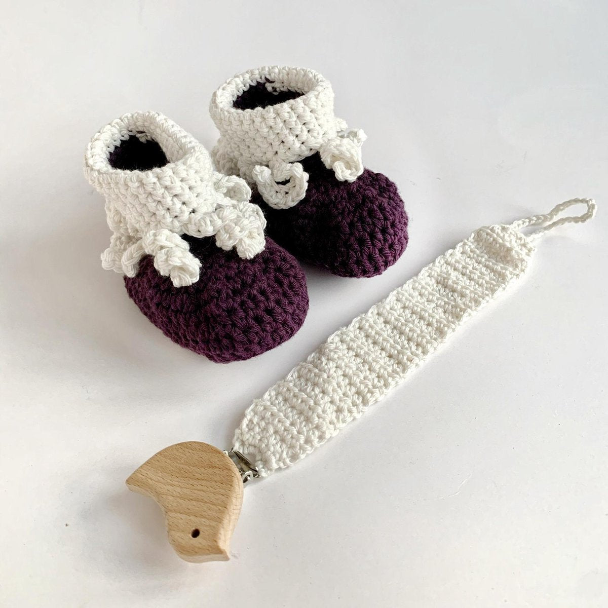 Sis en Sis - Gehaakte baby slofjes en speenkoord