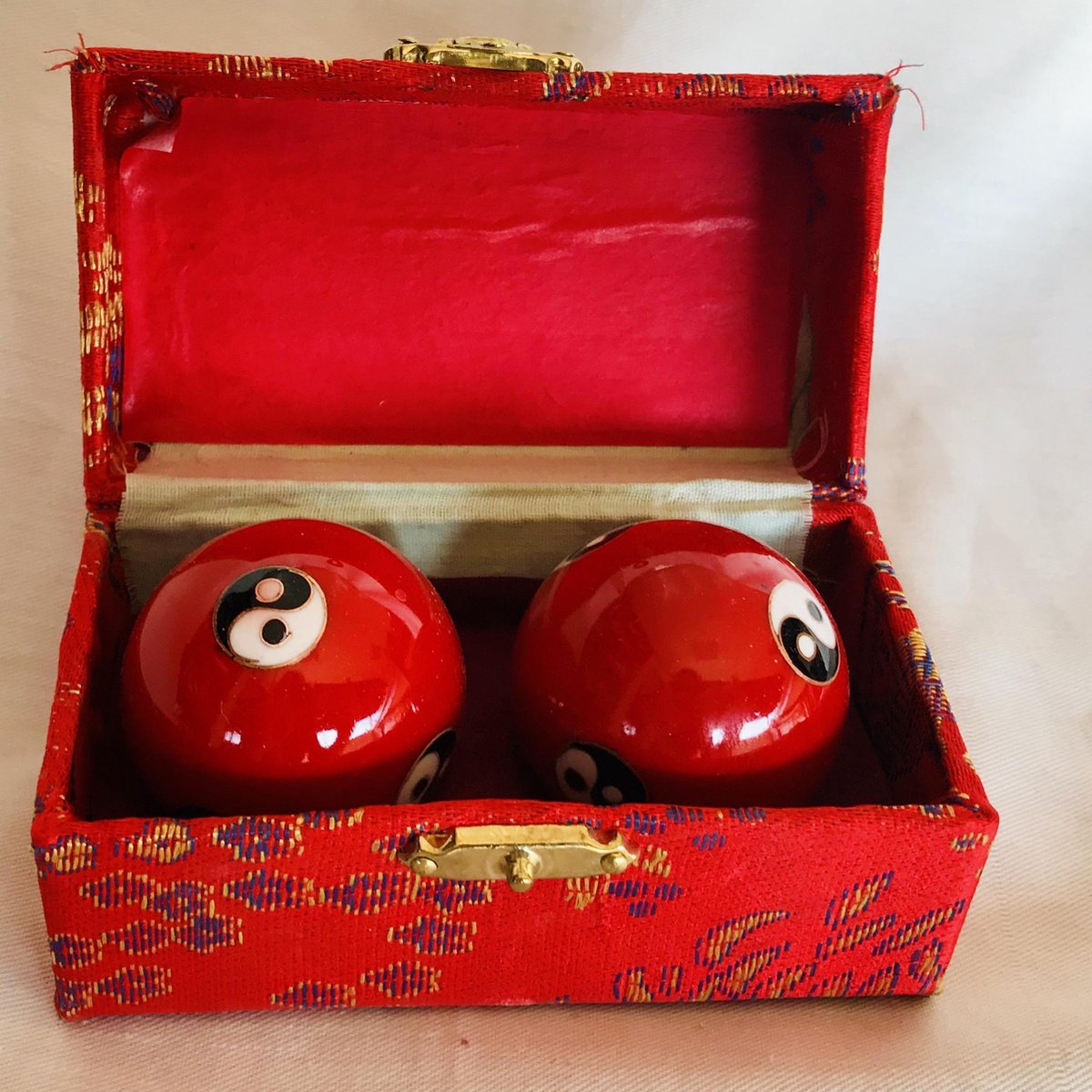 Meridiaankogels met rode Yin Yang motief 4cm van cloisonne (een techniek van emailleren)