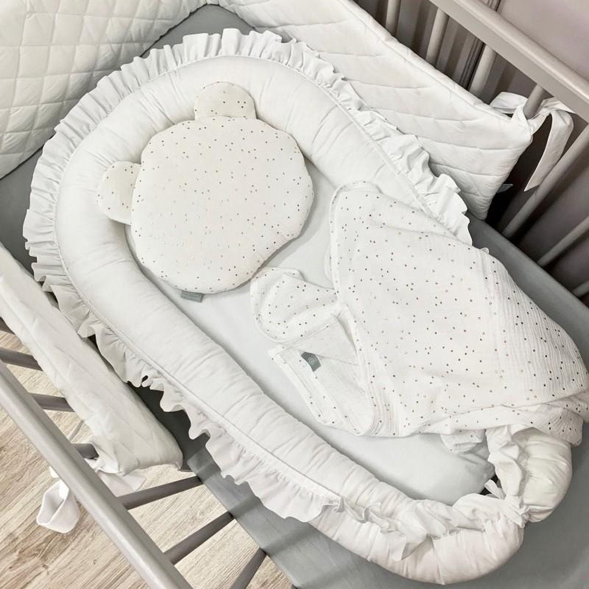 Dolly Babynestje Ruches Wit - Draagbaar babybed - Babynest - Babybedje