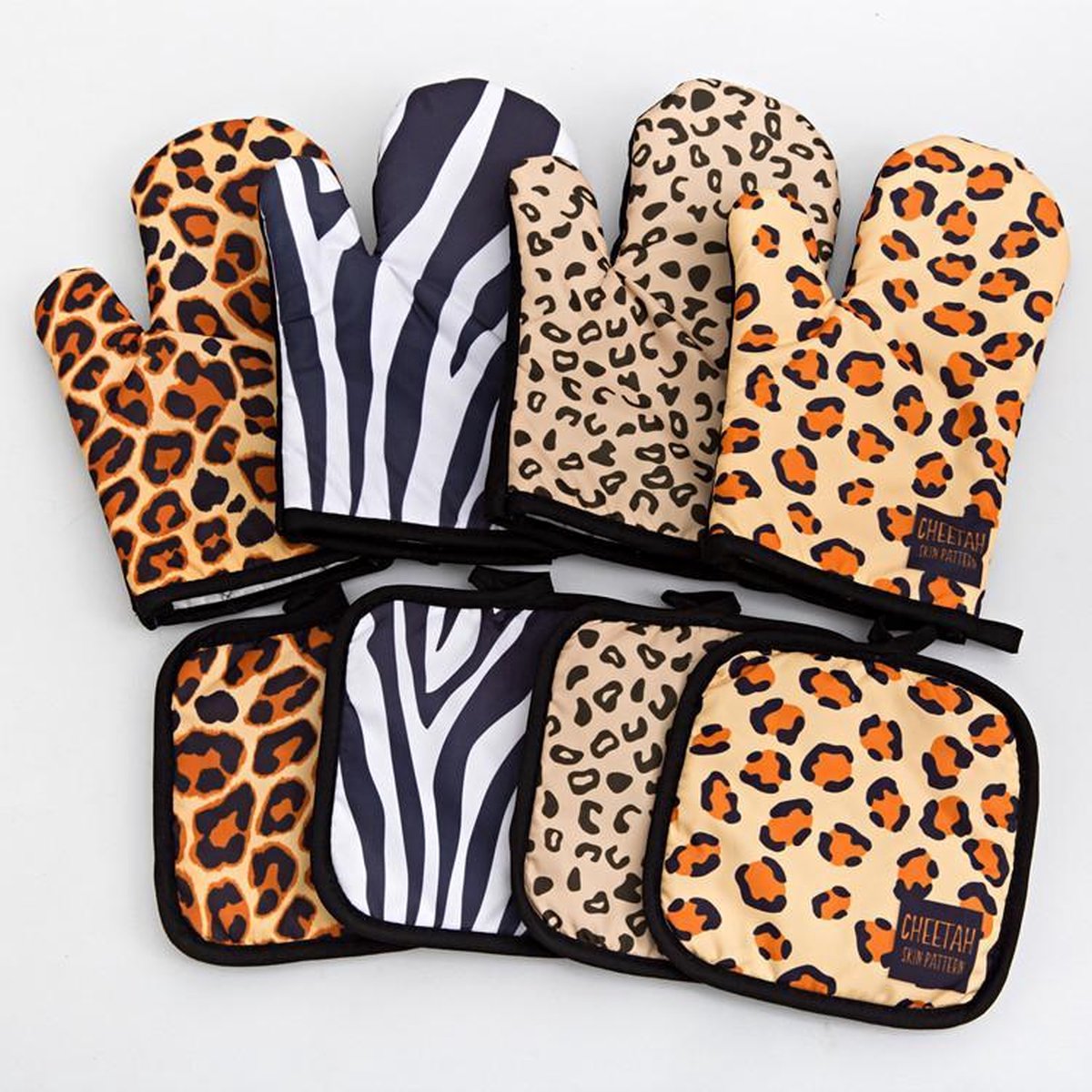 Ovenwanten - Pannenlap - Cheetah huid patroon - Oven - Warm - Keuken - Koken - Hittebestendig - Pannenlappen en Ovenwanten - Pannenlappen set - 2 stuks - Ovenhandschoenen - Ovenwanten 2 stuks