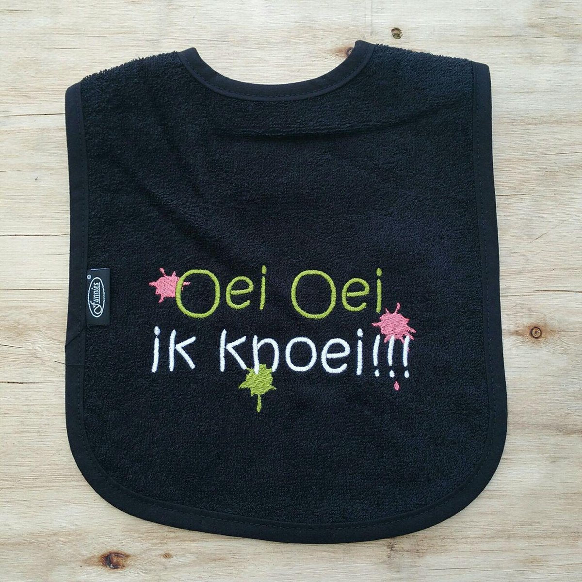 Zwarte slab met "Oei oei ik knoei"