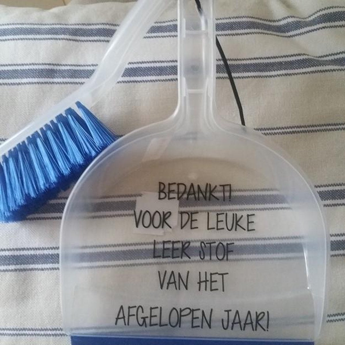 4 stuks  sticker cadeau juf tekst stoffer en blik | Bedankt voor de leuke leerstof van het afgelopen jaar | bedanken juffen juffendag meester meesterdag  afscheid einde jaar schooljaar groep klas set  Juffendag cadeau  Einde schooljaar   juf