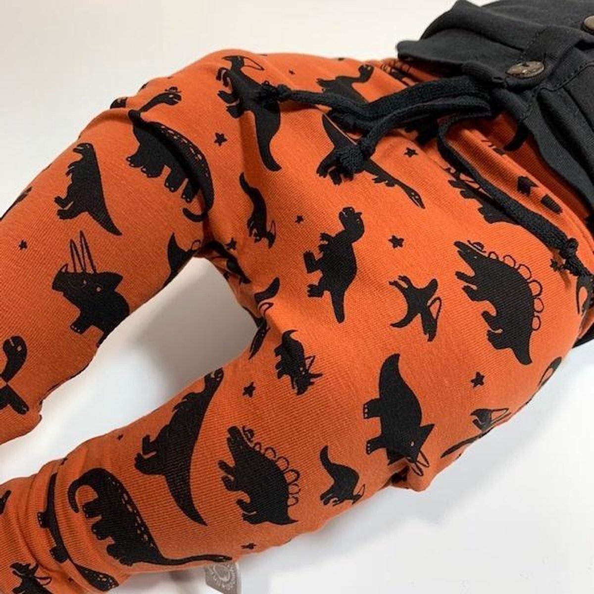 tinymoon Jongens Broek – model drop crotch – Dino Dino – Stone – Maat 122/128