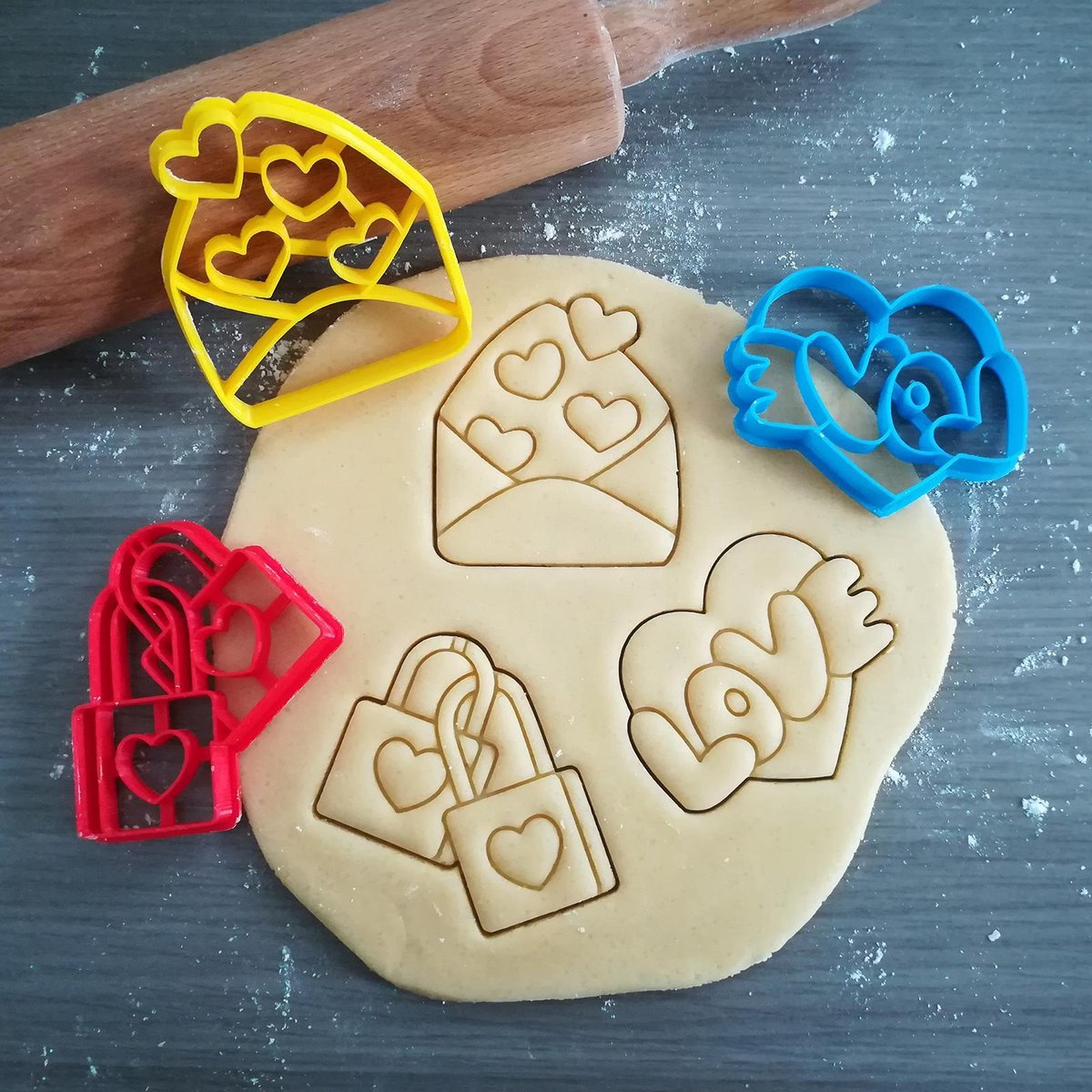Koekjesvorm | 3-delige set | Liefde - Huwelijk - Verloving - Valentijn | Slotjes - Envelop met hartjes - Love | Uitsteekvorm | Bakvorm | 8cm