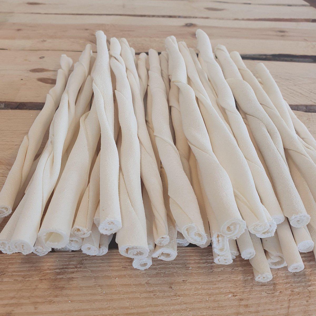 Aware Pet Products - Hondensnacks - Runderhuid twist sticks 25
