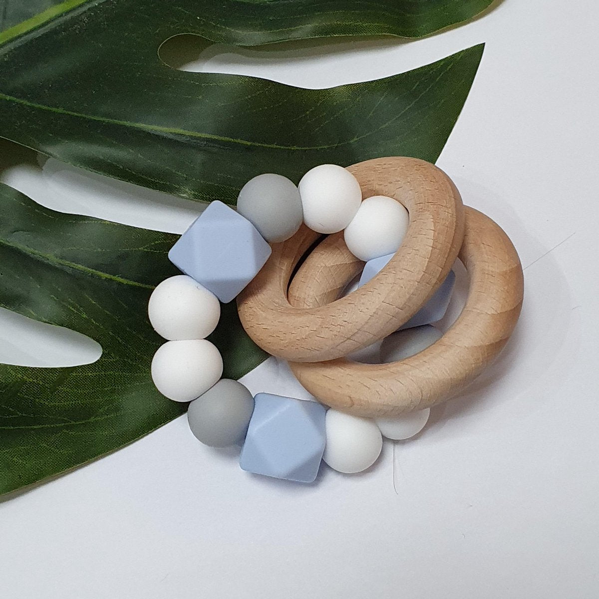 RiFresh - Bijtring - babyblauw - siliconen en houten kralen - babyshower kado