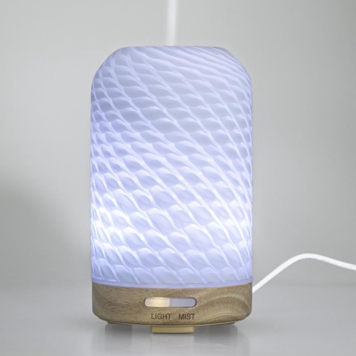 Omelia Ultrasone Diffuser.Met zijn koude ultrasone vernevelingsdiffusietechnologie verspreidt Omelia alle voordelen van etherische oliën effectief in een zachte nevel met de toevoeging van veelkleurig licht.