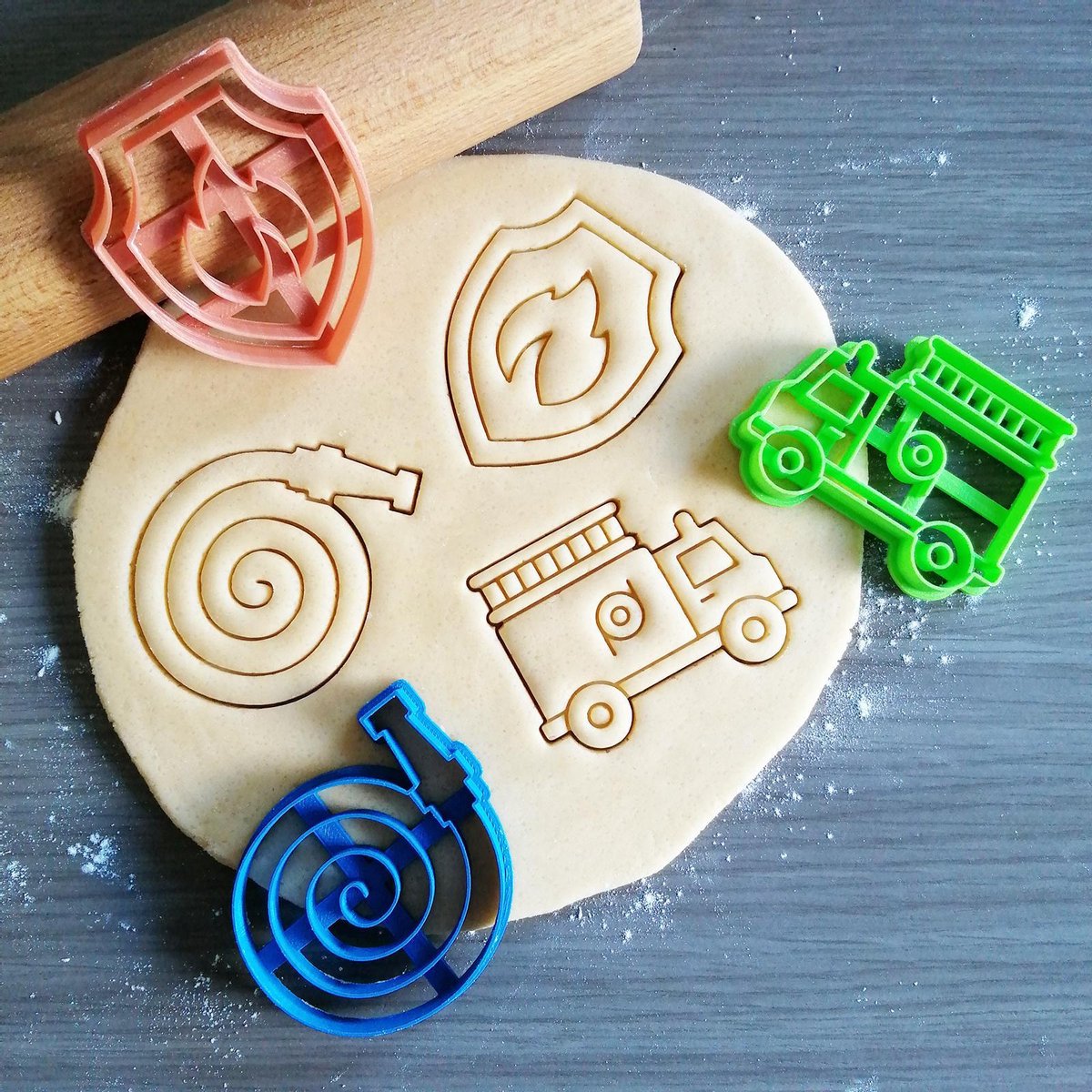 Koekjesvorm | 3-delige set | Brandweer | Brandweerwagen - Brandweerslang - Brandweer embleem | Cookie cutter | Uitsteekvorm | Bakvorm | 8cm