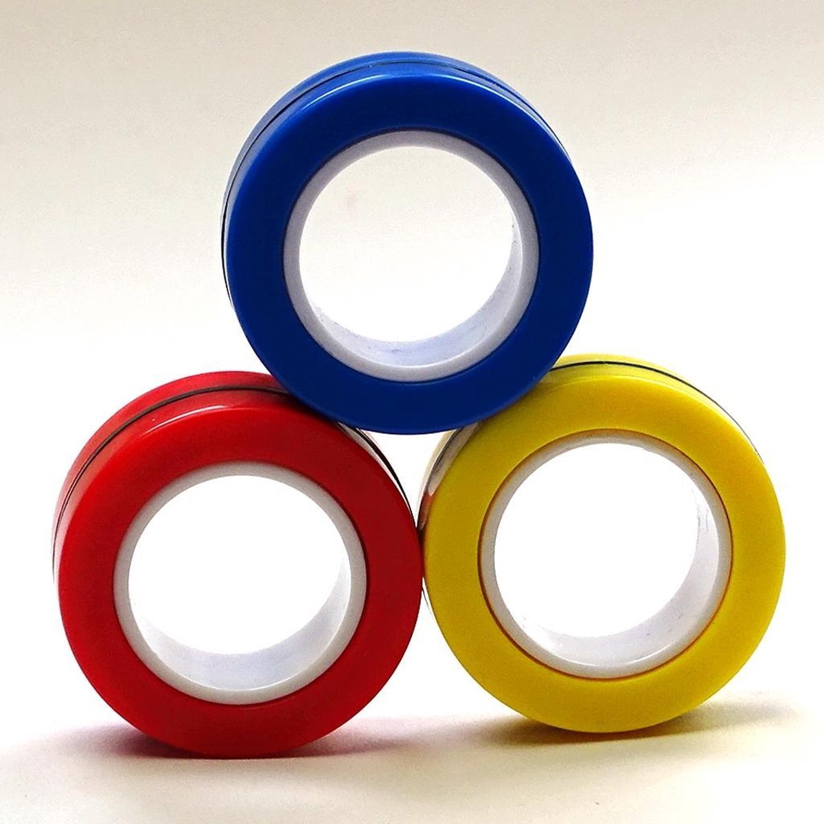 Fidget speelgoed. 3 Magnetische Ringen Blauw / Rood / Geel. Na de populaire Tangle het ideale speelgoed voor motorische onrust.