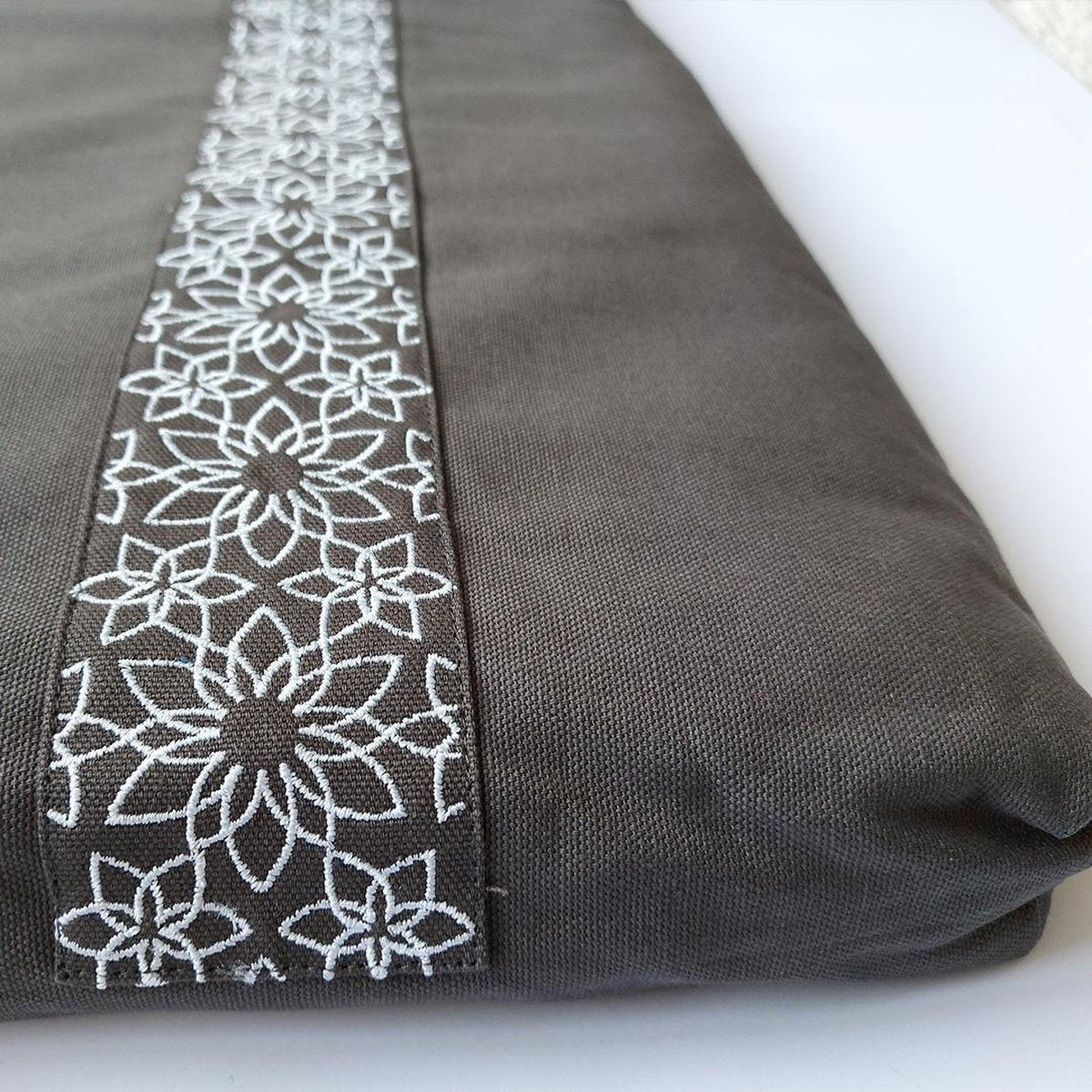Samarali meditatiemat zabuton (Grijs) - ethisch geproduceerd van 100% biologisch katoen (GOTS gecertificeerd) | 90 x 70 x 5 cm | Heeft 2 lagen | Verkrijgbaar in 6 natuurlijke kleuren