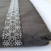 Samarali meditatiemat zabuton (Grijs) - ethisch geproduceerd van 100% biologisch katoen (GOTS gecertificeerd) | 90 x 70 x 5 cm | Heeft 2 lagen | Verkrijgbaar in 6 natuurlijke kleuren