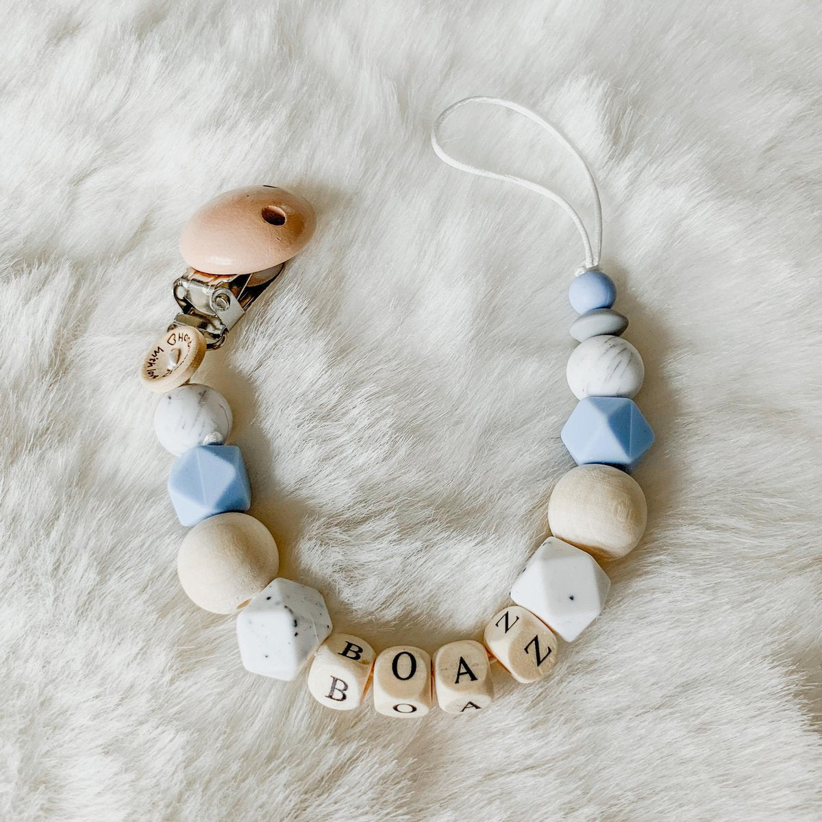 Babybeads - Speenkoord met naam - Wit met lichtblauwe tinten