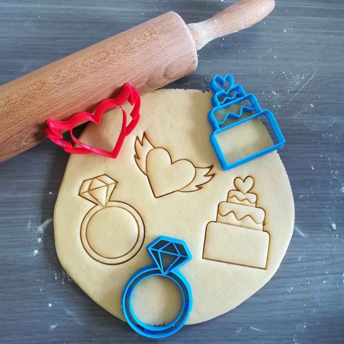 Koekjesvorm | 3-delige set | Liefde - Huwelijk - Verloving - Valentijn | Taart - Ring - Hart Met Vleugels | Cookie cutter | Uitsteekvorm | Bakvorm | 8cm